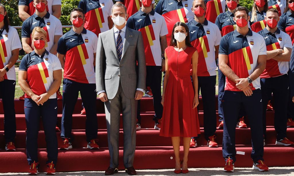 Doña Letizia no arriesga y gana con su vestido rojo infalible