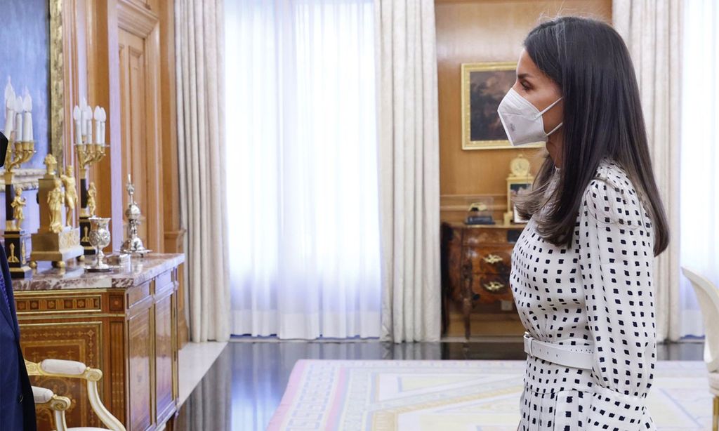 Vuelve el vestido de falsos lunares con el que la Reina lució piernas y dio la vuelta al mundo