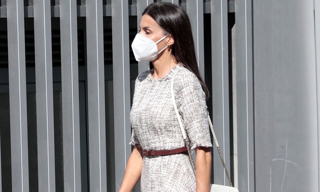 La Reina desafía al verano con vestido de 'tweed' y alpargatas de cuero