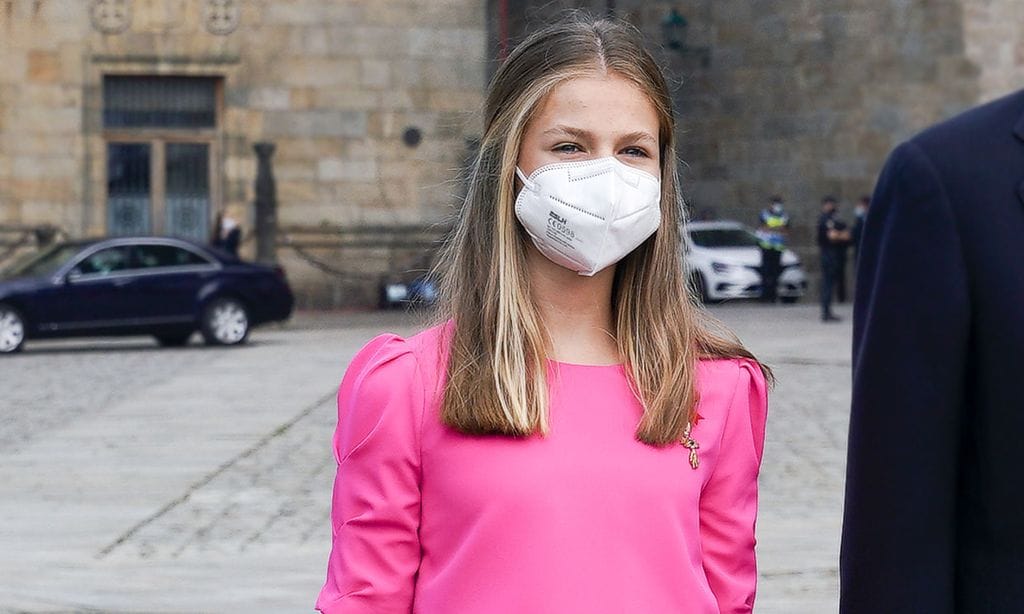 El look de Leonor en un acto sin precedentes: diseño fucsia y tacones 'nude'