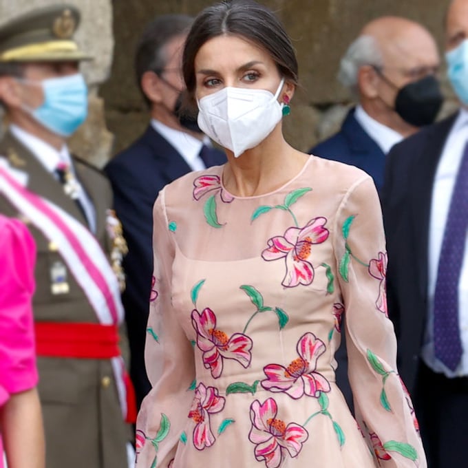 La Reina rescata el vestido de flores transparente que la conectó con una supermodelo