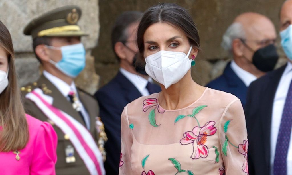La Reina rescata el vestido de flores transparente que la conectó con una supermodelo