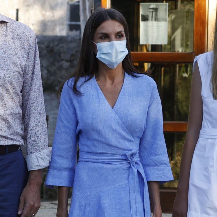 La Reina estrena en Mallorca el vestido cruzado azul con el que no necesita llevar tacones