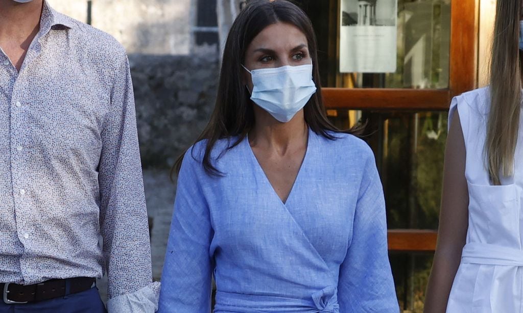 La Reina estrena en Mallorca el vestido cruzado azul con el que no necesita llevar tacones
