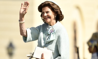 La reina Silvia de Suecia, una radiante abuela en el bautizo del príncipe Julian