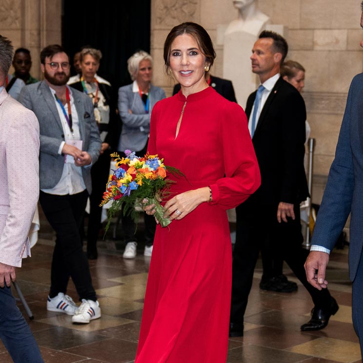 Mary rescata el vestido rojo que conecta los gustos de reinas y princesas