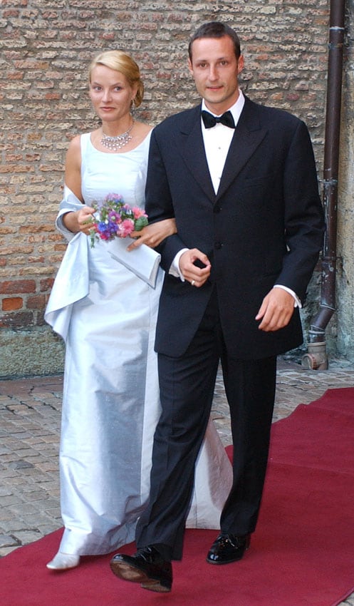 Mette-Marit y Haakon de Noruega en la víspera de su boda en 2001