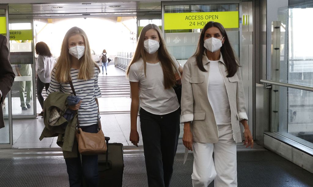 Doña Letizia y la infanta Sofía coordinan sus estilismos con pantalones 'cropped' y zapatillas