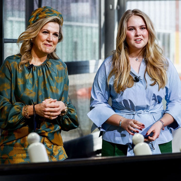 Máxima y la princesa Amalia se coordinan para recrear el posado familiar dos meses después