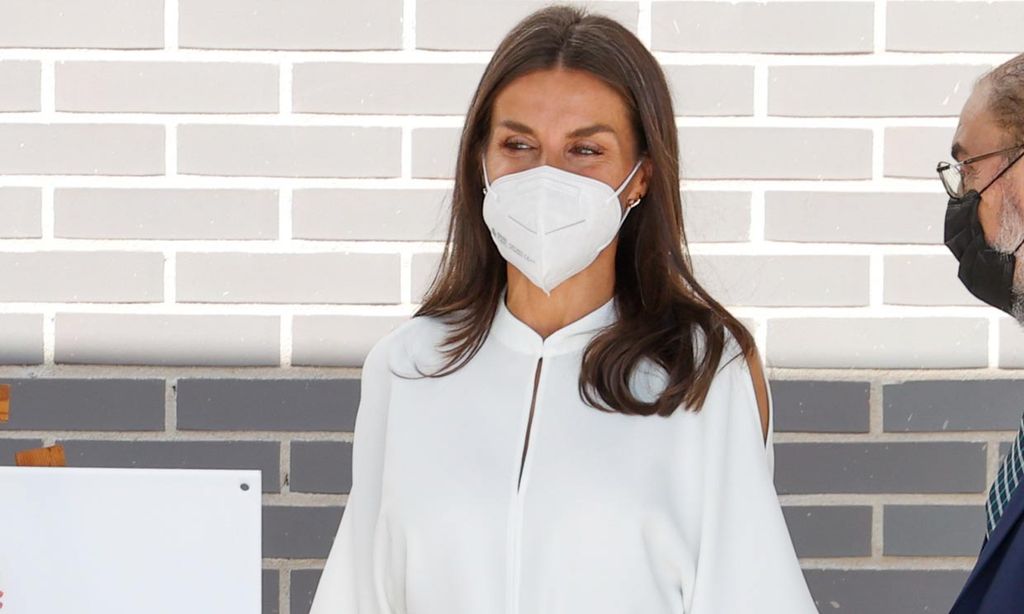Doña Letizia inaugura el curso con sus 'culottes' preferidos y nuevas alpargatas de cuña