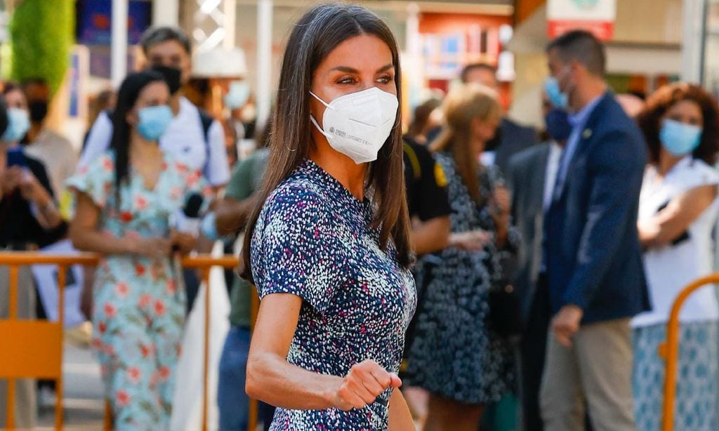 Reina Letizia con vestido entallado