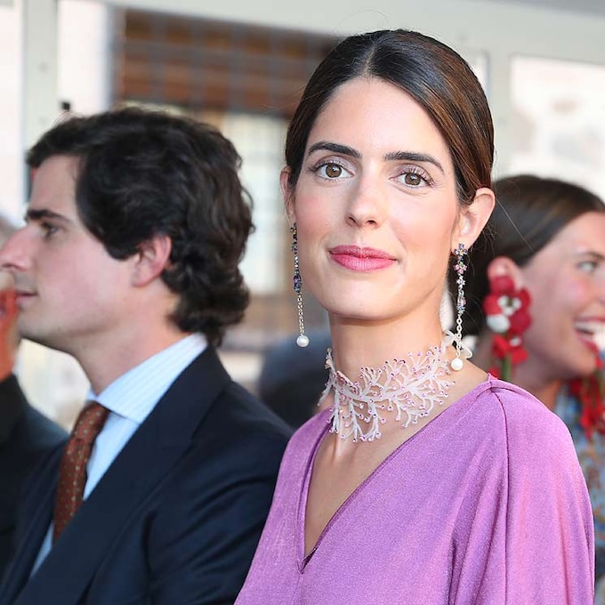 Sofía Palazuelo acierta con un vestido drapeado sostenible y joyas 'made in Spain' 