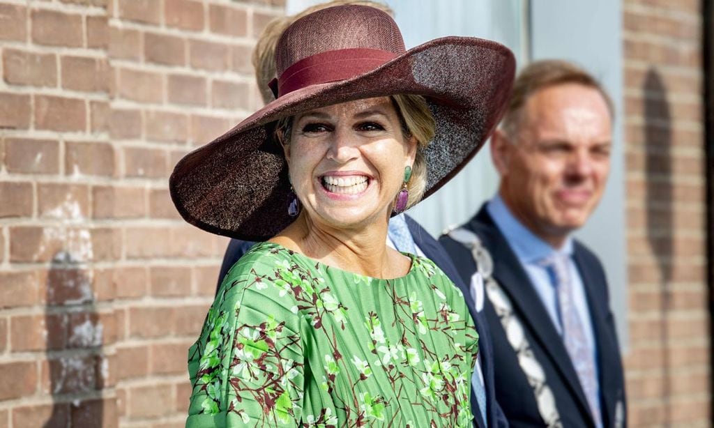 Máxima derrocha estilazo con un nuevo vestido plisado y pamela