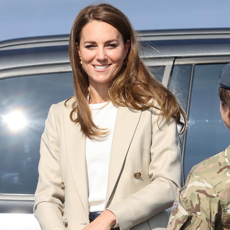 Kate Middleton vuelve al trabajo con unos pantalones palazzo efecto 'piernas infinitas'