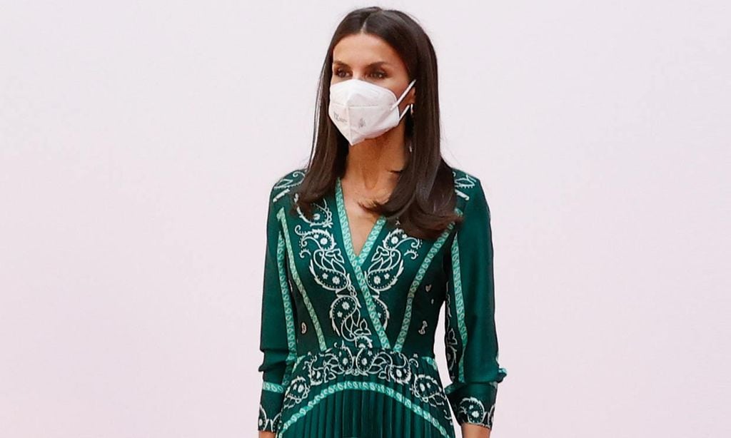 ¡Su preferido! Doña Letizia repite por sexta vez el vestido viral de estampado pañuelo