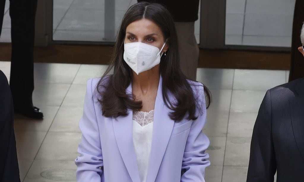 Doña Letizia reinventa el 'working look' con un nuevo traje lila y top lencero