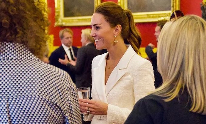 Kate Middleton con chaqueta blanca