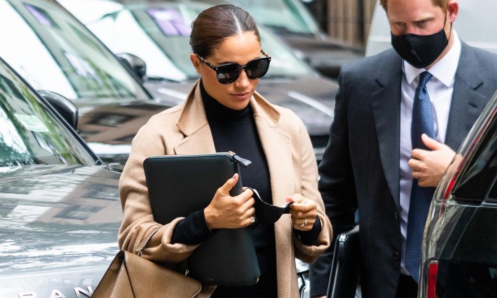 Meghan, ajena a las críticas con un vestido 'perkins' y abrigo batín en la Gran Manzana