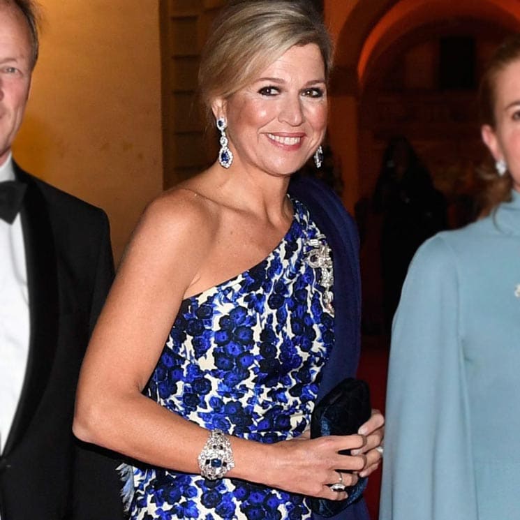 Máxima triunfa en una boda con el vestido floral de gala que estrenó... ¡hace 11 años!