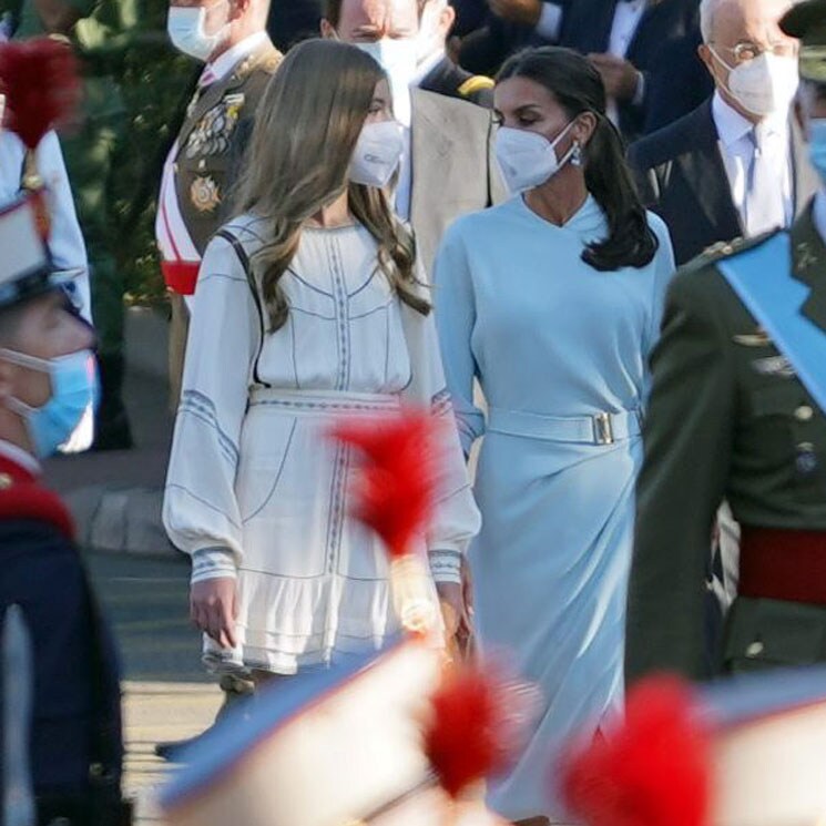 Doña Letizia opta por la sobriedad con un vestido celeste y español en la Fiesta Nacional