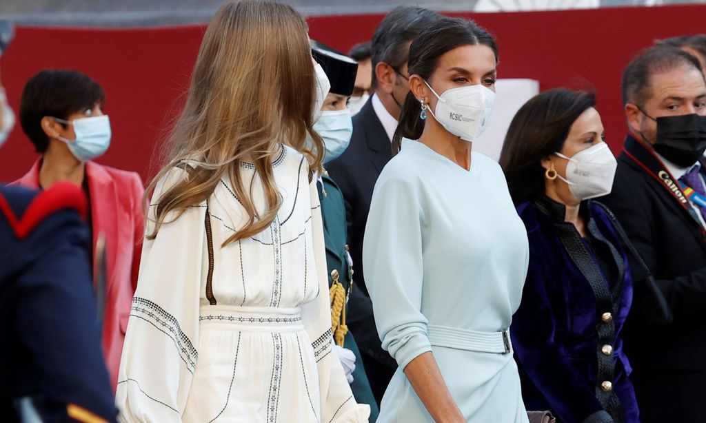 Doña Letizia opta por la sobriedad con un vestido celeste y español en la Fiesta Nacional