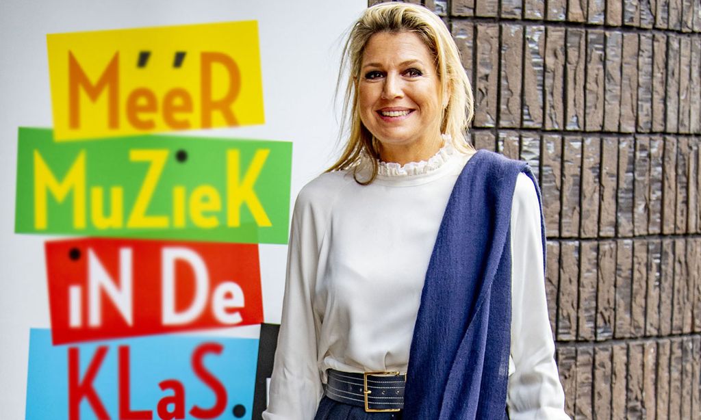 Máxima recupera su blusa española más romántica con un original pañuelo vaquero