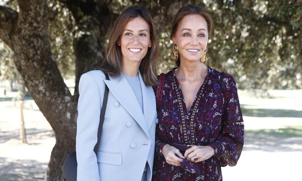 Isabel Preysler y Ana Boyer, madre e hija derrochan estilo en el gran día de Mario Vargas Llosa