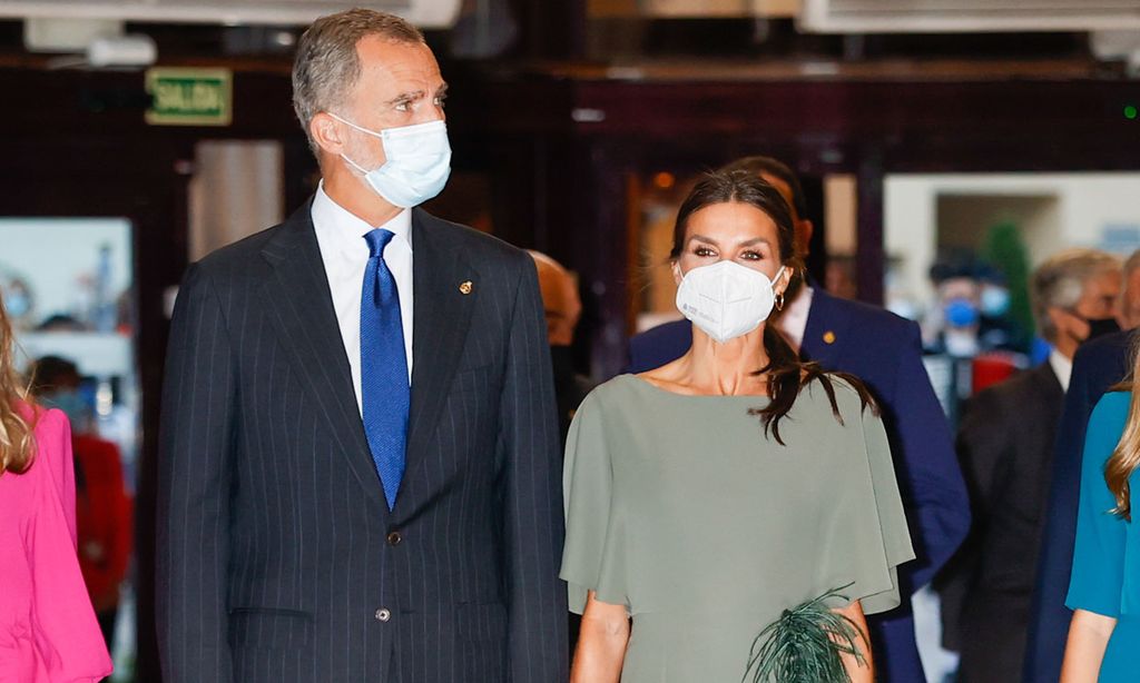 La Reina hace un guiño a su look de 2019 con un vestido de plumas y accesorios dorados