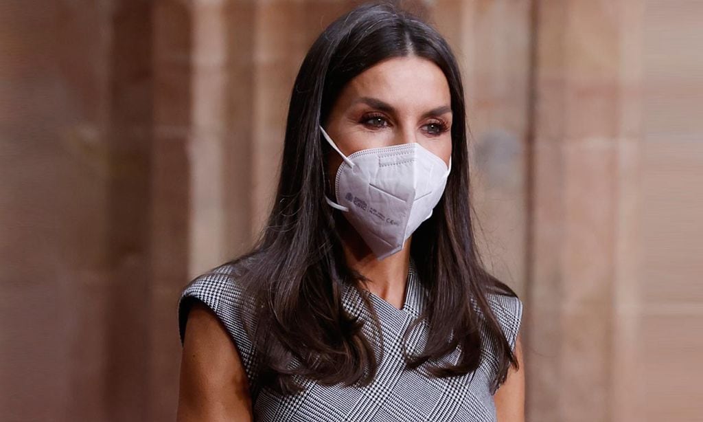 Doña Letizia recicla el falso vestido 'wrap' que estiliza la figura