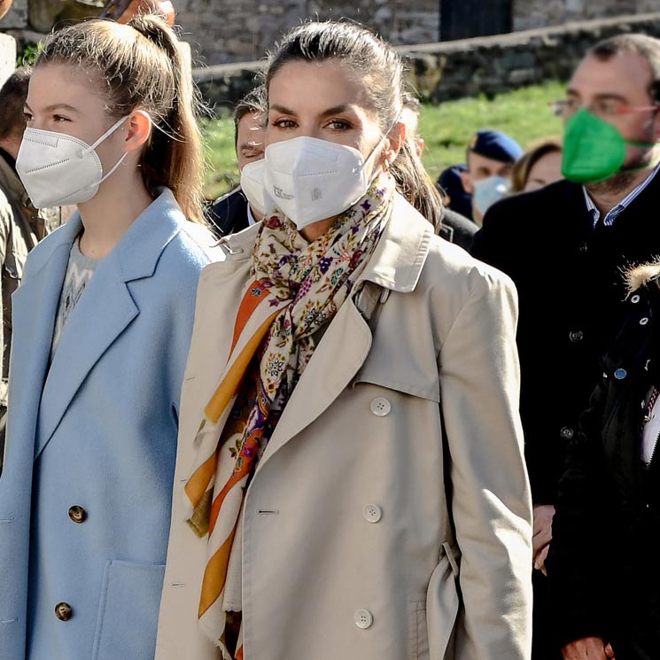 Doña Letizia confía en sus básicos de entretiempo: gabardina y botines moteros