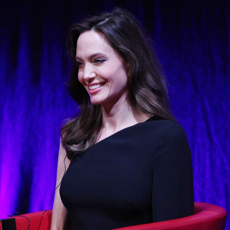 Primero doña Letizia y ahora Angelina Jolie: vuelve el fenómeno del vestido capa