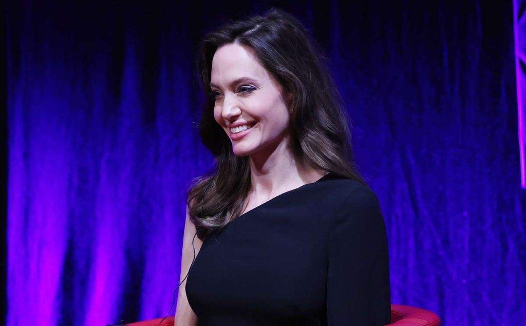 Primero doña Letizia y ahora Angelina Jolie: vuelve el fenómeno del vestido capa