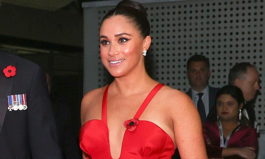 ¡Elegante y muy sensual! Meghan Markle causa sensación en su retorno a la alfombra roja