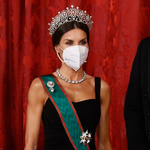 Doña Letizia, espectacular con la tiara rusa y un nuevo vestido de gala que realza la figura