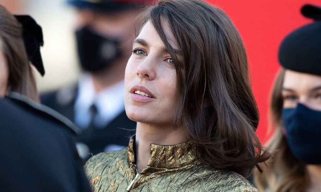 Carlota Casiraghi impacta en su regreso con un vestido dorado y pendientes que recuerdan a su madre