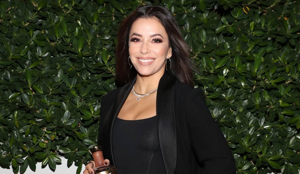 Eva Longoria con conjunto de traje negro y pantalón con transparencias