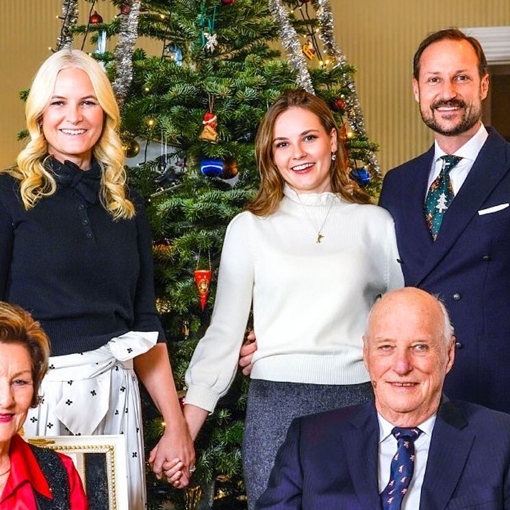 Ingrid de Noruega y su look de la doble anécdota para felicitar la Navidad