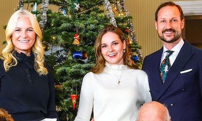 Ingrid de Noruega y su look de la doble anécdota para felicitar la Navidad