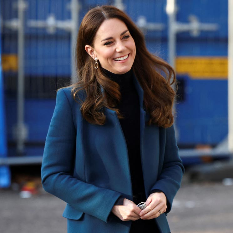 El look más 'Meghan' de Kate Middleton con pantalones campana y jersey de cuello cisne