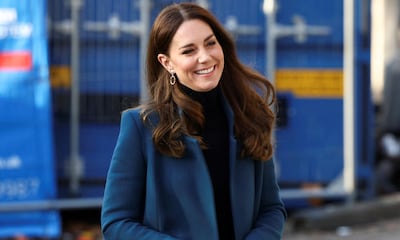 El look más 'Meghan' de Kate Middleton con pantalones campana y jersey de cuello cisne