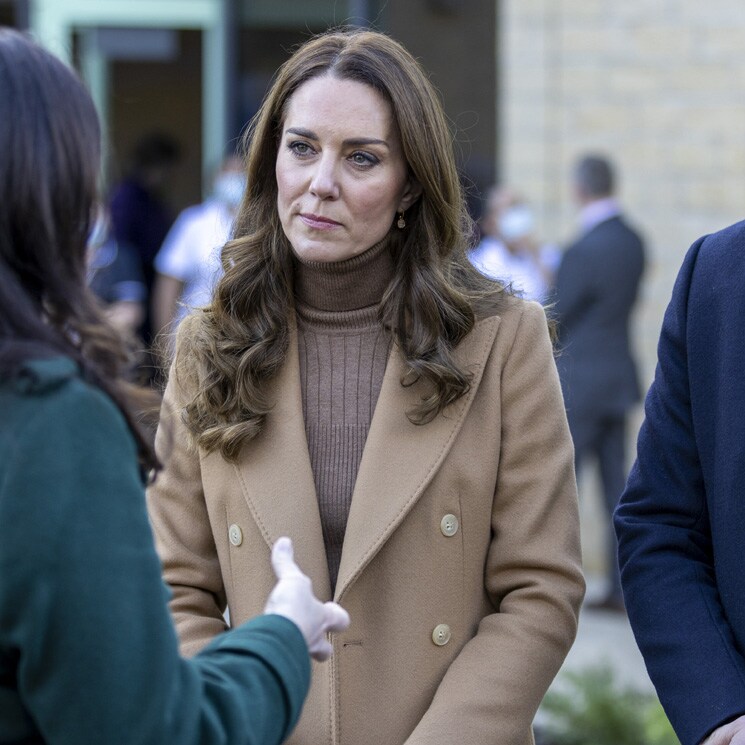 Kate recupera por cuarta vez su abrigo de cashmere 'made in Spain' con un vestido de punto