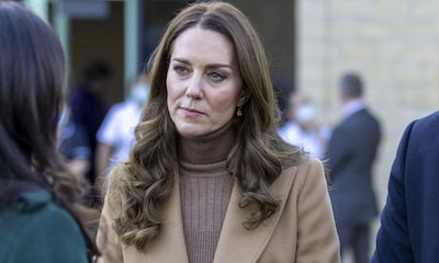Kate recupera por cuarta vez su abrigo de cashmere 'made in Spain' con un vestido de punto