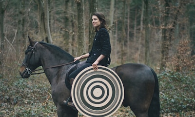 A caballo con una chaqueta-joya: Carlota Casiraghi protagoniza el sueño ecuestre de Chanel
