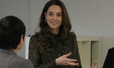 Un look 'salvaje' para Kate: estrena un vestido de leopardo con botas altas de tacón