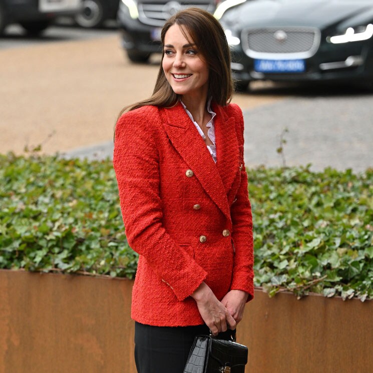 Kate aterriza en Dinamarca con la 'blazer' de Zara que tiene en 4 colores diferentes