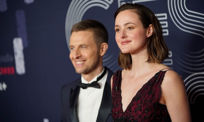Anders Danielsen Lie y Renate Reinsve en los premios César 2022