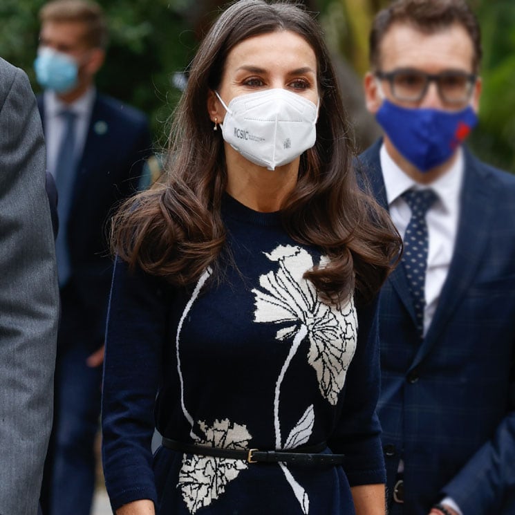 La Reina se adelanta a la primavera con un vestido de punto y flores 'arty'
