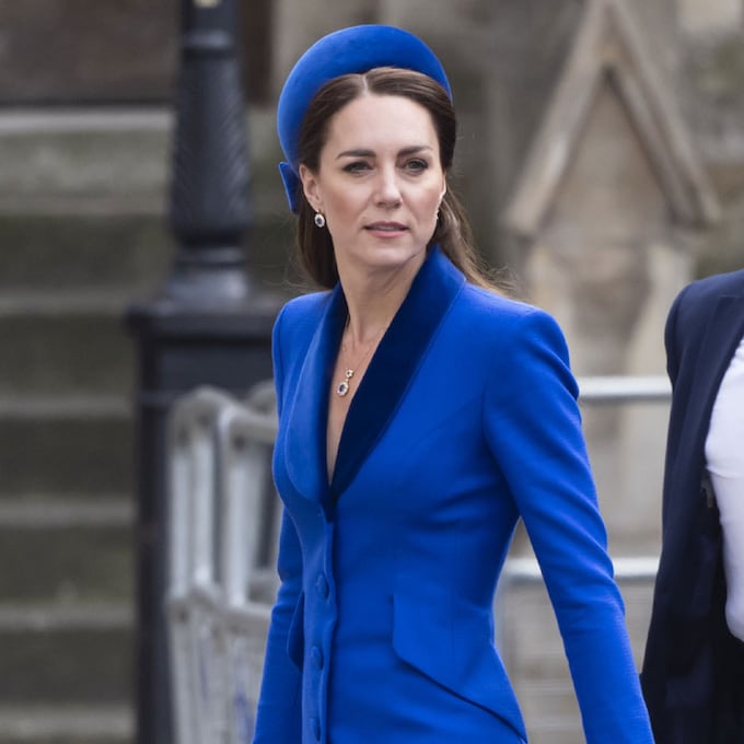 El idilio de Kate con los abrigos azules que siempre lleva con las joyas de Diana de Gales