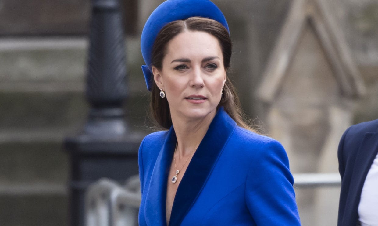 Kate Middleton: un idilio con el abrigo azul y los pendientes de Diana de Gales