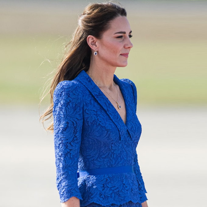 Kate llega a Belice con un nuevo vestido 'cintura de avispa' y joyas de la princesa Diana